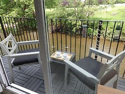 Riverbank Cottage River Ehan, Double Balcony