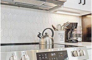 3br-2ba Cityscape Haven With Panoramic Tower View!