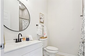 3br-2ba Cityscape Haven With Panoramic Tower View!