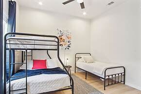 3br-2ba Cityscape Haven With Panoramic Tower View!