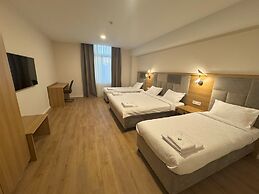 Promenaden Hotel