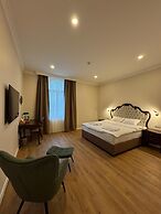 Promenaden Hotel