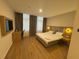 Promenaden Hotel