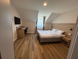 Promenaden Hotel