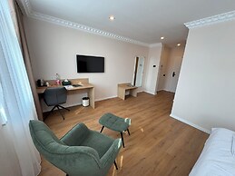 Promenaden Hotel