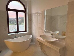 Promenaden Hotel