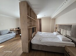 Promenaden Hotel