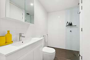 Central Luminous 2 Beds With Balcony Aircon
