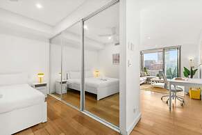 Central Luminous 2 Beds With Balcony Aircon