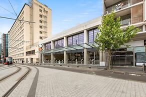 Central Luminous 2 Beds With Balcony Aircon
