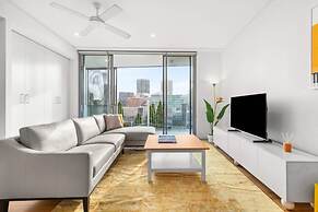 Central Luminous 2 Beds With Balcony Aircon