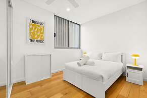Central Luminous 2 Beds With Balcony Aircon