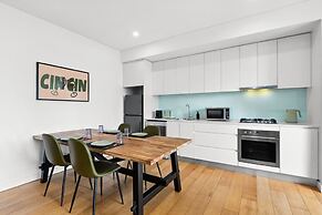 Central Charming 2 Bedrooms With Balcony Aircon