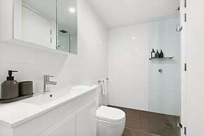 Central Charming 2 Bedrooms With Balcony Aircon