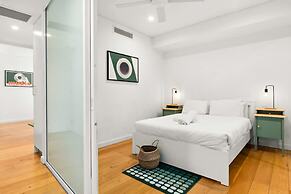 Central Charming 2 Bedrooms With Balcony Aircon