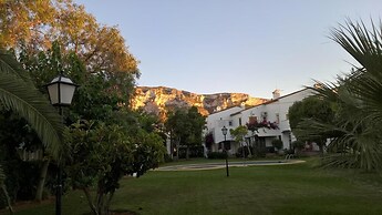 1 Bed-sleeps 2-gardens-pool-10 Min To Beach