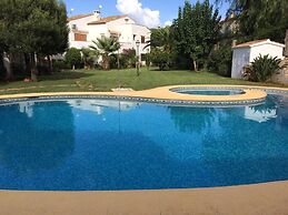 1 Bed-sleeps 2-gardens-pool-10 Min To Beach