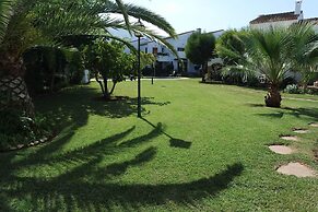 1 Bed-sleeps 2-gardens-pool-10 Min To Beach