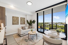 Luxury Condo W Views Near Miami Beach