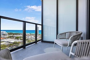 Luxury Condo W Views Near Miami Beach