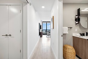 Luxury Condo W Views Near Miami Beach