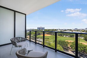 Luxury Condo W Views Near Miami Beach
