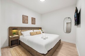 Luxury Condo W Views Near Miami Beach