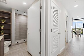 Luxury Condo W Views Near Miami Beach