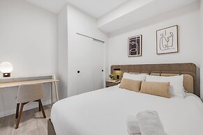 Luxury Condo W Views Near Miami Beach