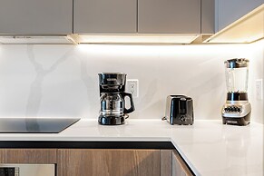 Luxury Condo W Views Near Miami Beach