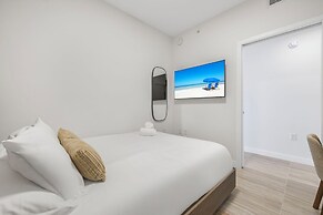 Luxury Condo W Views Near Miami Beach