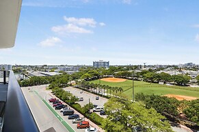 Luxury Condo W Views Near Miami Beach
