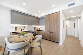 Luxury Condo W Views Near Miami Beach