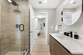 Luxury Condo W Views Near Miami Beach