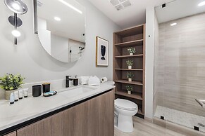 Luxury Condo W Views Near Miami Beach