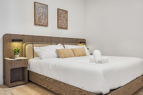 Luxury Condo W Views Near Miami Beach