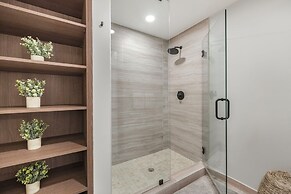 Luxury Condo W Views Near Miami Beach