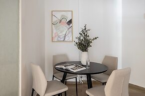 Stylish 1BR Retreat Near Alimos Beach Tram