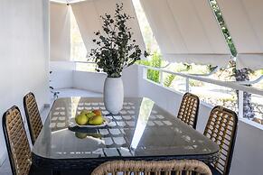 Stylish 1BR Retreat Near Alimos Beach Tram