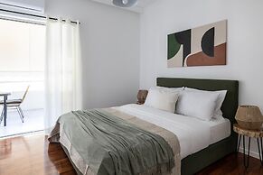 Stylish 1BR Retreat Near Alimos Beach Tram