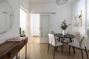 Stylish 1BR Retreat Near Alimos Beach Tram