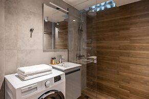 Stylish 1BR Retreat Near Alimos Beach Tram