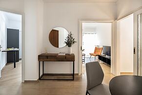 Stylish 1BR Retreat Near Alimos Beach Tram