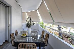 Stylish 1BR Retreat Near Alimos Beach Tram