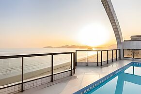 Flat beira-mar com piscina na cobertura