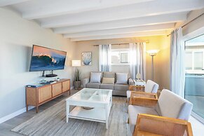 Waterfront Newport Condos w. Dock Access, Walk to Balboa Fun Zone and 