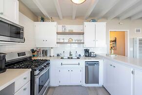 Waterfront Newport Condos w. Dock Access, Walk to Balboa Fun Zone and 