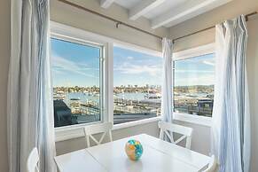 Waterfront Newport Condos w. Dock Access, Walk to Balboa Fun Zone and 