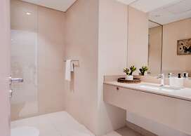 Maison Privee - Modern Yas Island Escape w/ Peaceful Canal Views