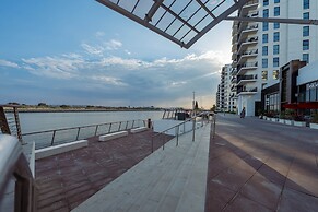 Modern Yas Island Escape w Peaceful Canal Views